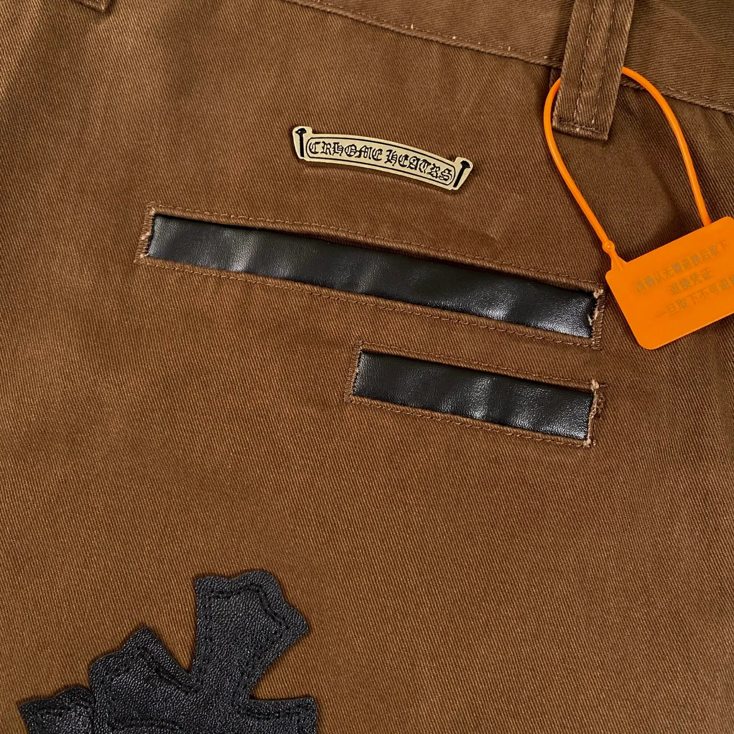 P260 chrome hearts chrome hearts personalized leopard print cross patch leather earthy brown jeans vi Top heavy industry fashionable design] Consistent high street luxury style creation. Speaking of this style, the Zangyin family and GU family are definitely the leading representative brands. Especially the Zangyin family has really achieved a state-of-the-art effect in creating high street style. The unique washed material is used to create this style. The color system is quite eye-catching. After it is decorated with patchwork cross flowers, it cleverly highlights the charm of the brand. Secondly, this style uses classic The classic high-waist cutting design highlights the long legs and fashionable temperament of the upper body. The brand is highly recognizable and the slim fit configuration is more suitable for daily wear. It is a product that interprets personality, fashion, and specifications at a glance. This single product is enough to make any fan excited. It can be a white T-shirt for youthful preppy style, or a tight suspender for lady style. It has strong matching ability and can be easily controlled by men.  [Materials and craftsmanship] Needless to say, this point goes without saying. As an excellent craftsman brand, Zangyin’s requirements for details and craftsmanship are really perfect. The washed color of this model has gone through so many processes, not to mention the embellishment of denim appliques. It is also purely hand-made and sewn. Just like what they believe in, only hand-made things have soul and have the meaning of wear. A top-notch heavy-duty fashionable denim item, I look forward to your perfect interpretation! !  Size:28-36